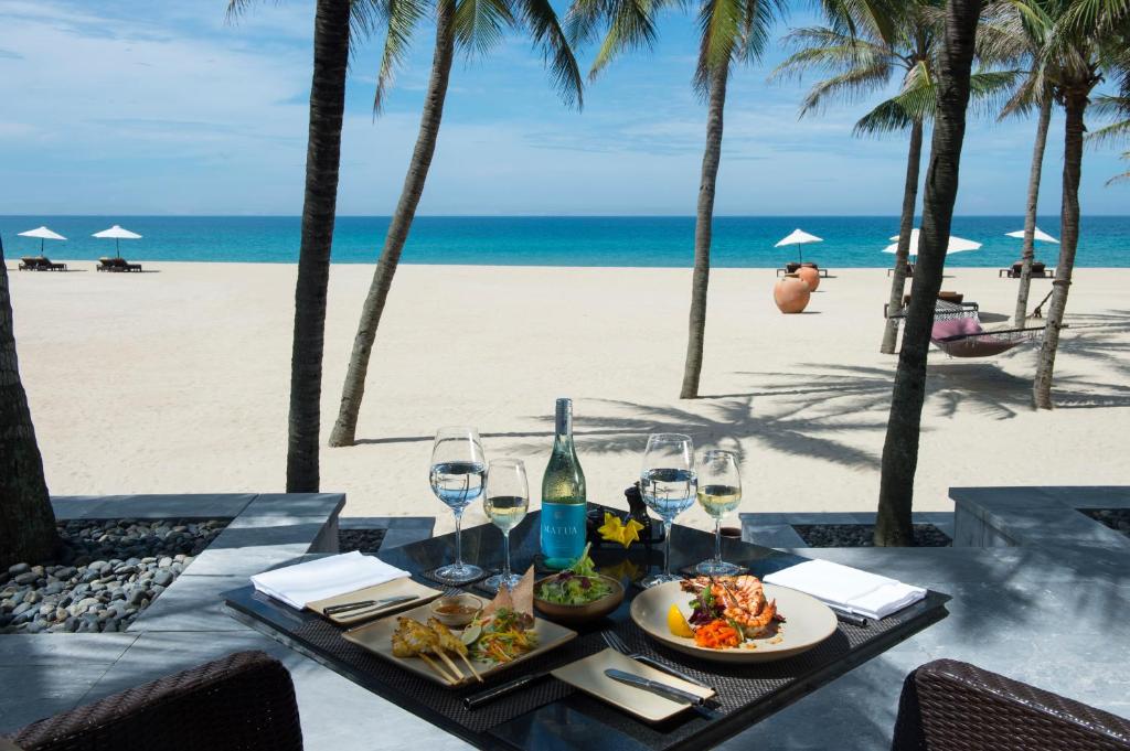 Bữa ăn được phục vụ bên bãi biển Four Seasons Nam Hải