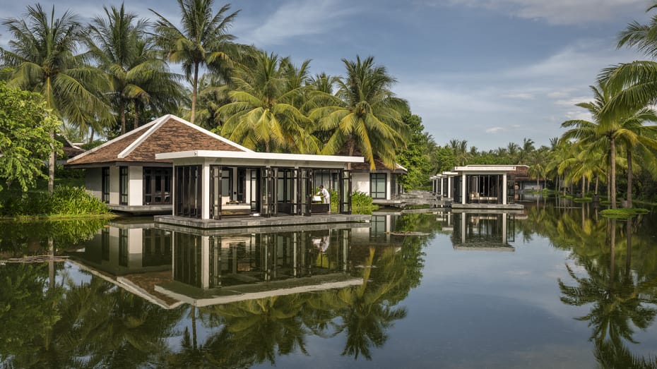 The heart of the Earth Spa bên hồ sen