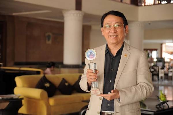 Ông Huỳnh Tấn Vinh TGĐ Furama Resort Đà Nẵng nhận danh hiệu Doanh nhân tiêu biểu