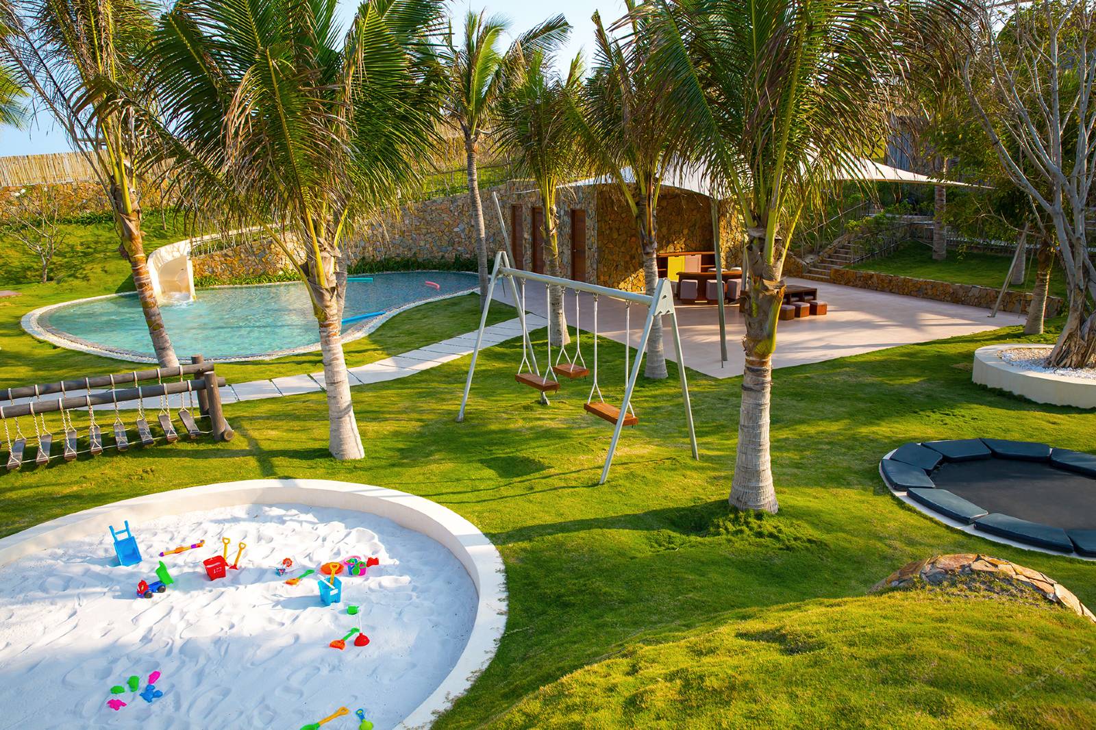 Khu vui chơi trẻ em ngoài trời tại Fusion Resort Cam Ranh
