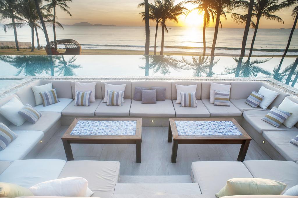 Quầy bar sát biển lãng mạn tại Fusion Resort Cam Ranh 5 sao