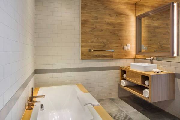 Phòng có cửa sổ sàn trần Fusion Suites Sài Gòn Cửa sổ lớn Fusion Suites Sài Gòn