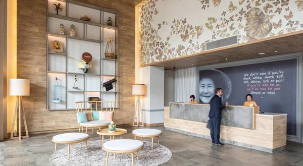 Fusion Suites Sài Gòn view công viên và thành phố Fusion Suites Sài Gòn với cửa sổ lớn nhìn ra công viên
