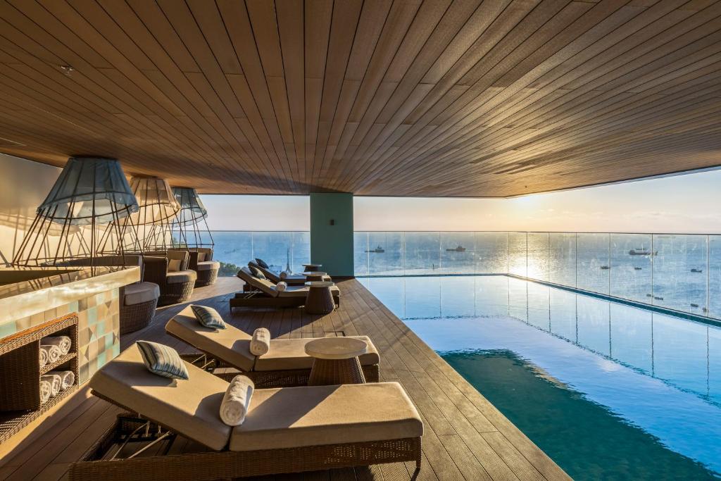 Bể bơi vô cực tại Fusion Suites Vũng Tàu