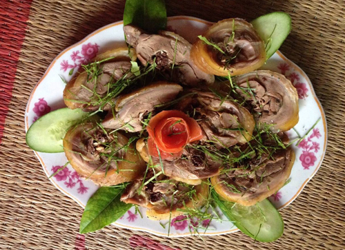Đùi gà Đông Tảo hấp lá chanh