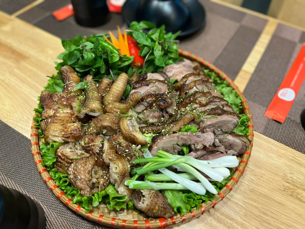 Món ngon từ gà Đông Tảo. Ảnh: Fb Đông A Garden.