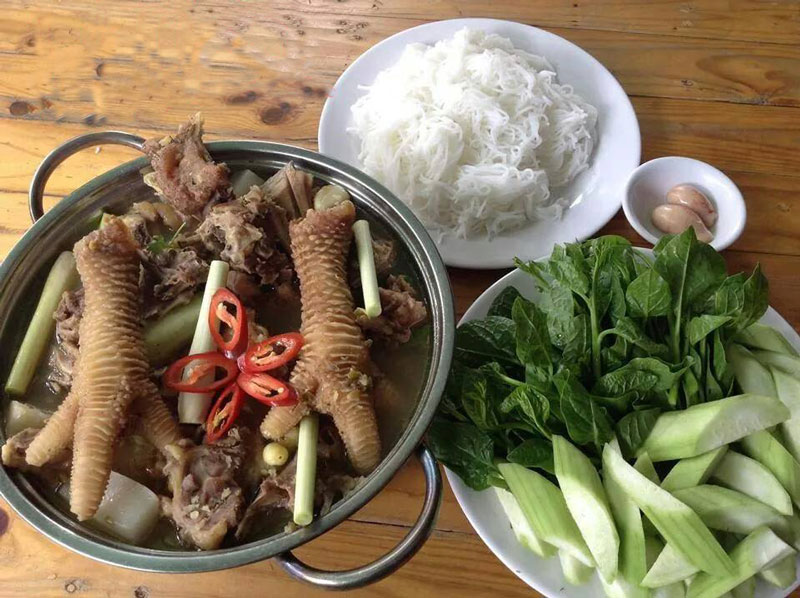 Chân gà hầm sả. Ảnh: Nhà hàng Quá Ngon.