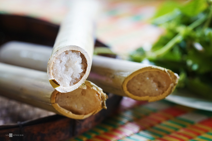 Bày cơm lam ăn với gà nướng cơm lam