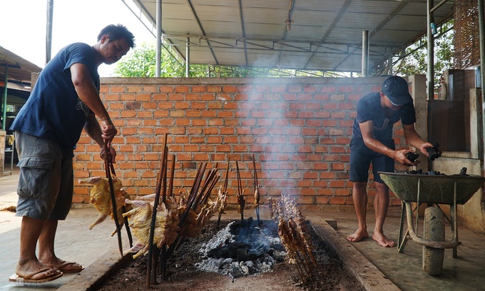 Ướp gà nướng cơm lam với gia vị lá rừng