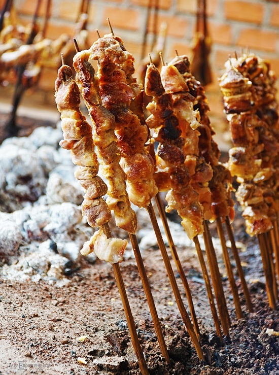 Thịt heo rừng nướng kèm gà nướng cơm lam