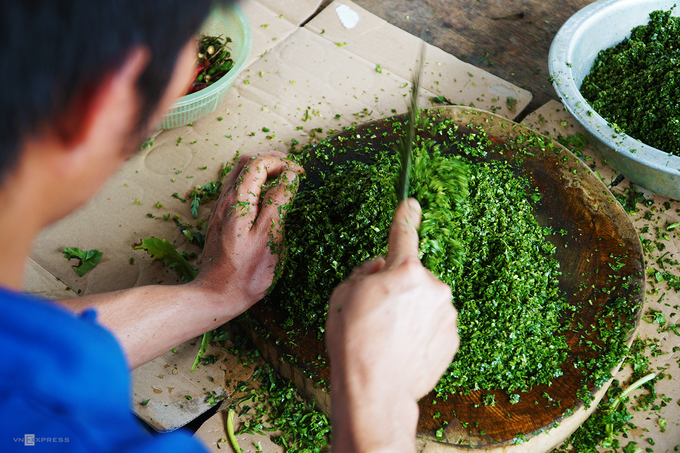 Muối lá é chấm gà nướng cơm lam