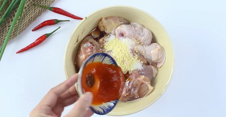 Sơ chế nguyên liệu cho món gà kho me Sơ chế nguyên liệu cho món gà kho me