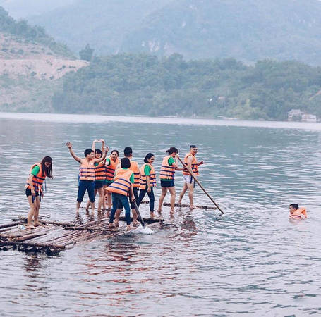 Cảnh hoàng hôn tại hồ Thung Nai