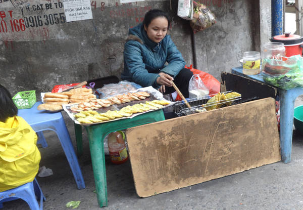 Ngoài ra, thực khách cũng có thể thưởng thức bánh gối, bánh khoai, bánh tôm ở ngay phía đối diện hàng bánh đúc. Ảnh: Tuyết Ma