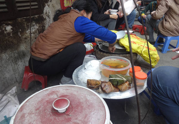 Hàng bánh đúc của cô đơn giản gồm một gánh hàng rong với một bên là nồi bánh đúc, một bên là chè đỗ đen nóng, dăm ba cái bánh giò, bát, thìa, vài chiếc ghế nhựa được sắp xếp gọn gàng. Ảnh: Tuyết Mai.