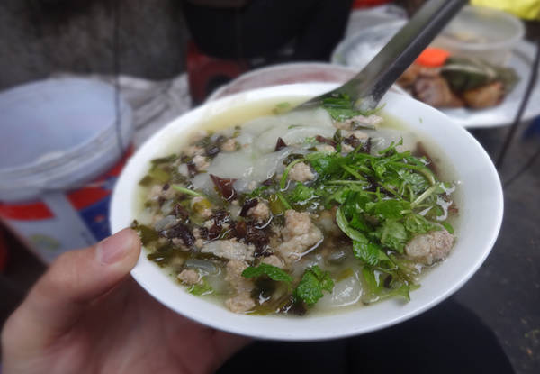 Một lớp bánh đúc nóng, 2 thìa thịt xào, một ít rau thơm rồi chan nước mắm ớt, trộn đều lên là đủ một bát phục vụ thực khách. Bánh đúc ở đây được coi là “rẻ nhất Hà Nội” với giá 6.000 đồng một bát nhỏ, 8.000 đồng một bát to. Ảnh: Tuyết Mai.