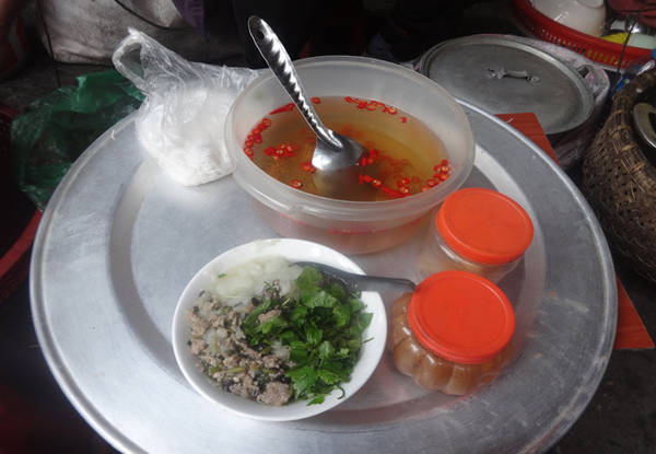 Bí quyết làm nên ấn tượng của bát bánh đúc là vị nước mắm chủ hàng tự pha với vị chua dịu, hơi ngọt và cay nhẹ. Ngoài ra, hàng cũng có thêm bột ớt cho khách thích ăn cay. Ảnh: Tuyết Mai.