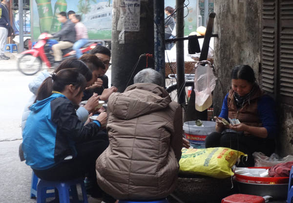Khách ăn ở đây đủ mọi lứa tuổi, phần lớn là người dân khu phố. Ngoài khách ăn ở quán, lượng khách mua về cũng khá đông. Quán thường mở vào lúc 4h chiều và chỉ bán đến 5 rưỡi, hôm nào muộn cũng chỉ đến 6h là hết hàng. Ảnh: Tuyết Mai.