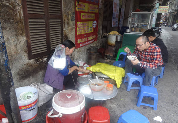 Anh Toàn ngày nào cũng đi xe máy từ phố Bạch Mai ra đây để ăn bánh đúc và gọi đây là món gây “nghiện”. Ảnh: Tuyết Mai.