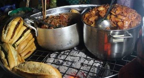 Thịt xíu là nhân bánh mì chân cầu được gọi nhiều nhất tại Huế