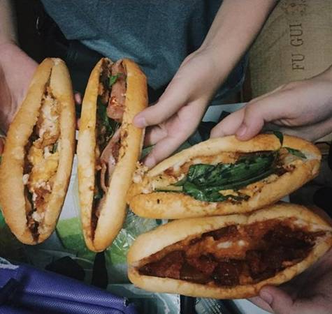 Giá bánh mì chân cầu chỉ 7.000 đồng khiến nhiều du khách bất ngờ