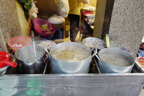Ngoài nồi nước dùng chính, chủ hàng chuẩn bị thêm nồi nước phụ để chần tim, cật.