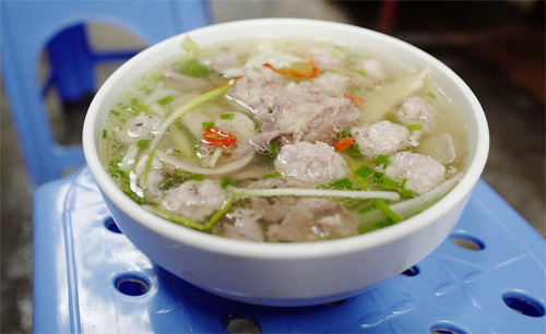 Các nguyên liệu được chuẩn bị kỹ lưỡng giúp bát bún thơm ngon hơn.