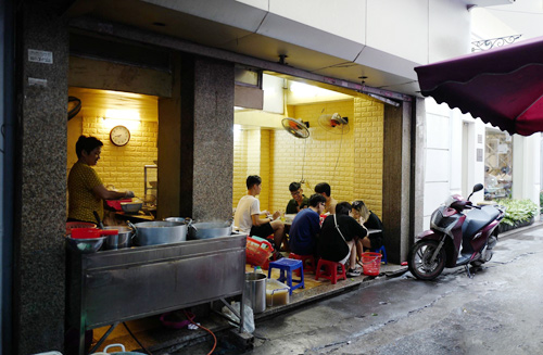 Quán nhỏ đông khách cả trong ngày nắng lẫn ngày mưa.