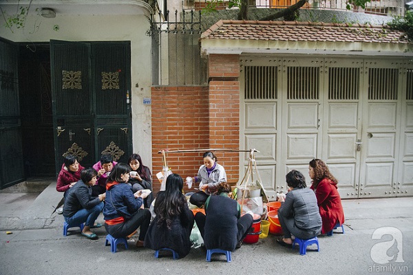 Gánh chè trôi giản dị đã hơn 30 năm ở ngõ đê Tô Hoàng.