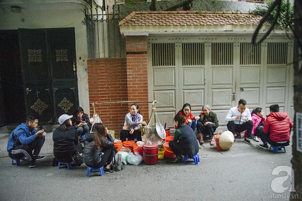 Góc vỉa hè quen thuộc, rất Hà Nội mà cũng thật đời thường.