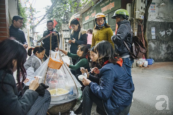 Cô chủ hàng cũng không nhớ mình đã bán chè qua bao nhiêu mùa đông.