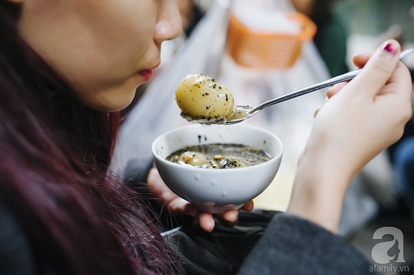 Một bát chè trôi thông thường ở đây có 3 viên, vị do khách tùy chọn.
