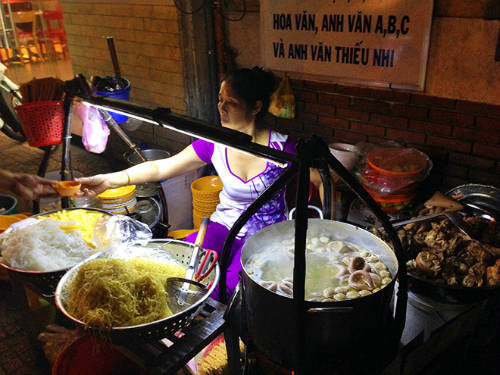 Gánh hủ tiếu Sài Gòn hơn 24 năm nay vẫn luôn sáng đèn và đông đúc