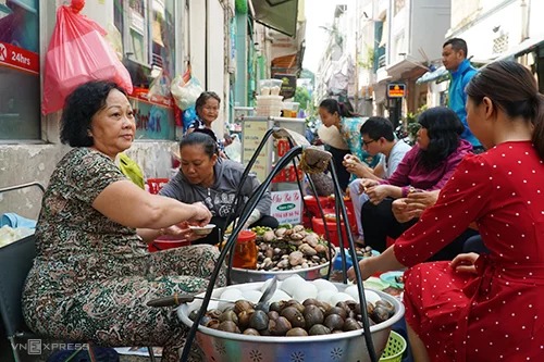 Bà Giang bán gánh ốc luộc quận 1 gần 20 năm tại Sài Gòn