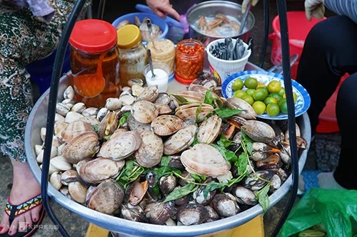 Thau nghêu đầy ắp tại gánh ốc luộc quận 1