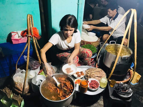 Gánh phở nhỏ được sắp xếp gọn gàng phục vụ khách trong 3 tiếng mỗi ngày.