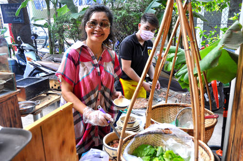 Nghệ sĩ Xuân Hương bên gian bếp gánh quà quê
