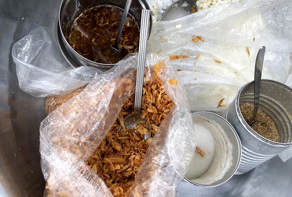 Một số khách quen thuộc cho biết, xôi không có gì đặc biệt nhưng bà cụ làm gì cũng kỹ và tự làm tại nhà nên rất an tâm. Món mỡ hành phi thơm lừng, hay đậu xanh nấu mịn của bà Kiệm giúp gói xôi thêm tròn vị và hấp dẫn.