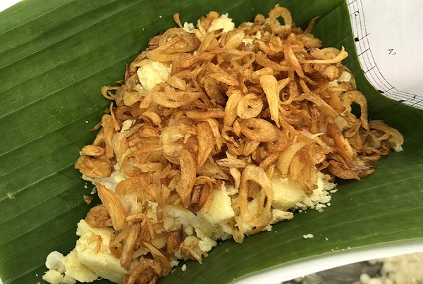 Gói xôi không đơm nhiều nhưng vừa đủ no cho bữa sáng, mỗi ngày chị Thảo con bà Kiệm chỉ nấu đúng 5 kg bắp, 3 kg nếp, bán hết thì dọn hàng. Nhiều khách quen không chỉ mua mang đi mà ngồi ăn luôn tại chỗ.