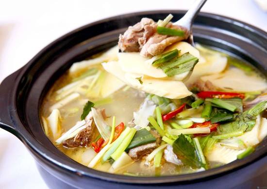 Món gà nấu măng chua hấp dẫn
