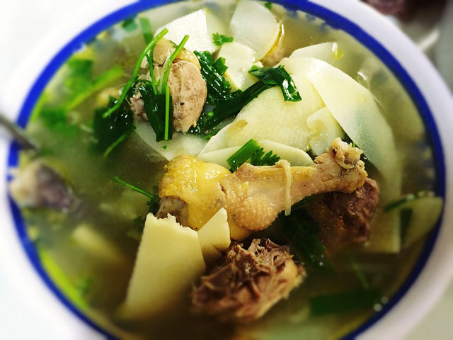 Gà nấu măng chua hạt dổi đặc sản Hòa Bình