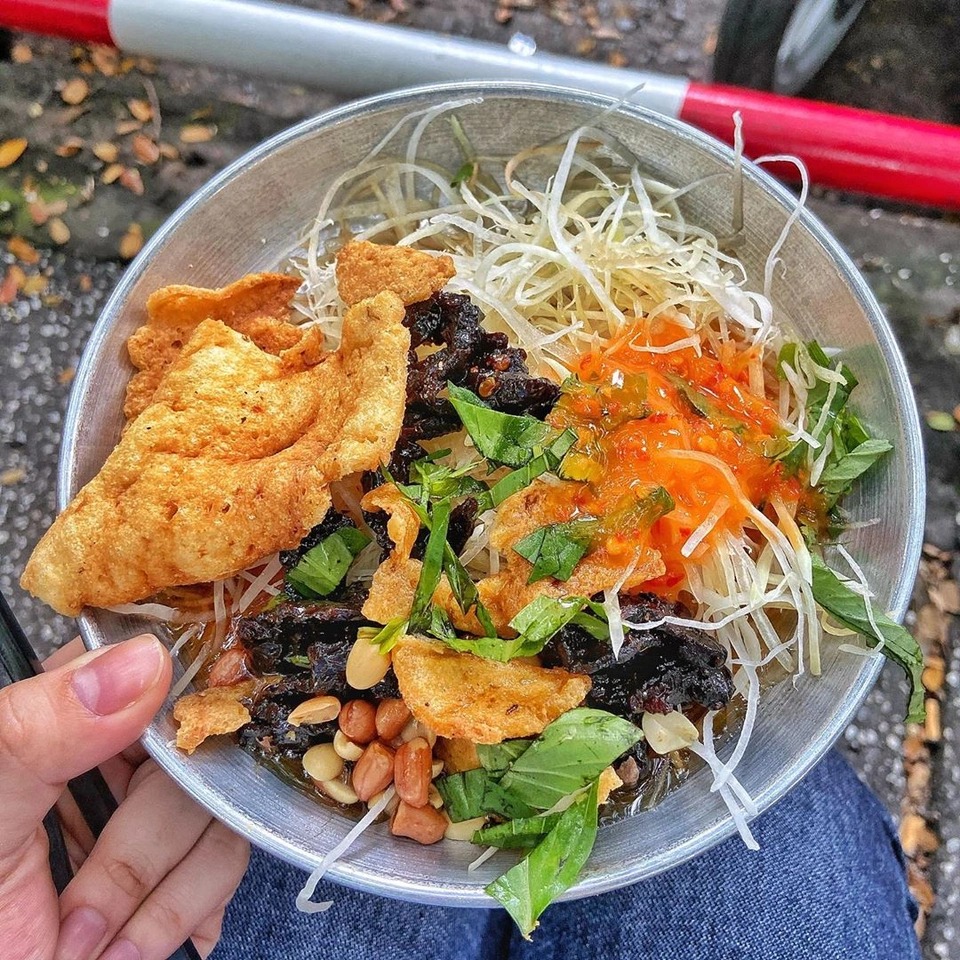 Gỏi khô bò ở công viên Lê Văn Tám. Ảnh: tr.minhngoc.