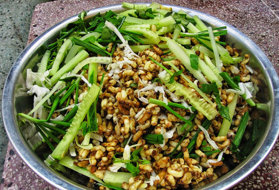 Trộn gỏi nhộng ong với rau thơm và bắp chuối