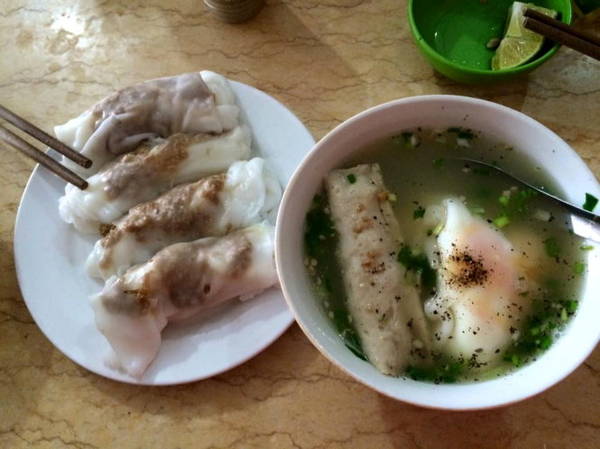 Bánh cuốn Cao Bằng có nước dùng, giò và các gia vị hấp dẫn thực khách - Ảnh: Huyền Trần1
