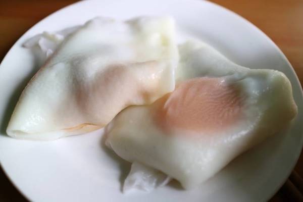 Bánh cuốn trứng nóng hổi - Ảnh: Huyền Trần