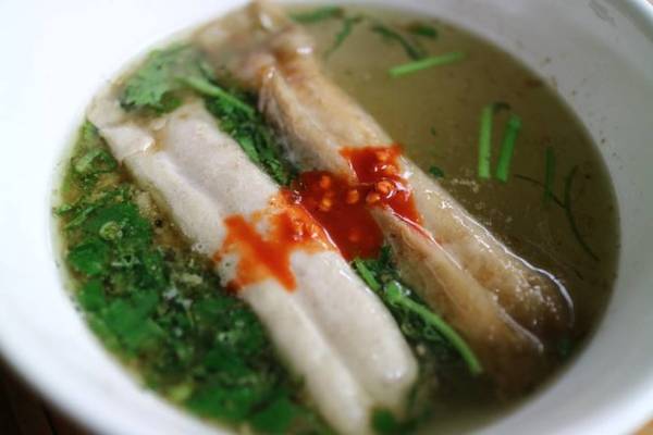 Bánh cuốn Cao Bằng đặc biệt nhất khi ăn cùng nước dùng ninh xương - Ảnh: Huyền Trần