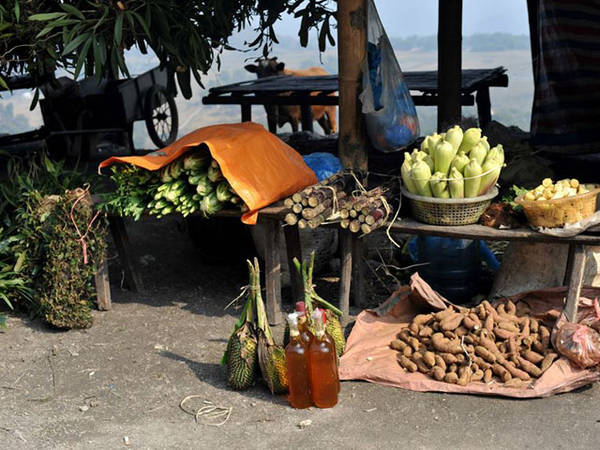 Đến chợ trong mây Thung Khe du khách mua được đặc sản núi rừng