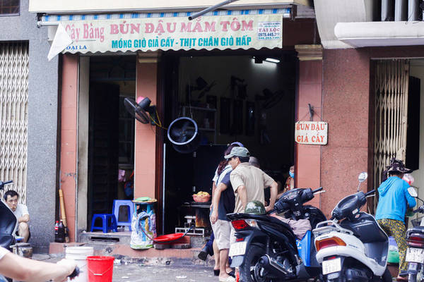 Không gian quán bún đậu mắm tôm Đại La trên phố Đại La