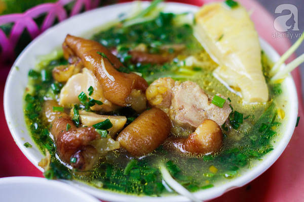 Những miếng chân giò thơm giòn đậm đà tại bún đậu mắm tôm Đại La