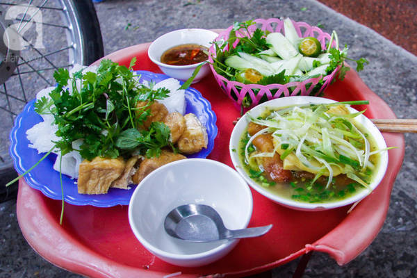 Không gian quán bún đậu mắm tôm Đại La đông khách